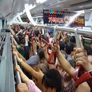 METRO SAPIKLARINA KARŞI KADINLARA AYRI VAGON