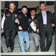 KAN LEKELERİNİ ANNESİYLE BİRLİKTE TEMİZLEMİŞ