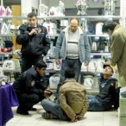 ALO POLİS! HIRSIZLA MAHSUR KALDIK!