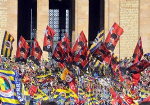 ONBİNLERCE FENERBAHÇELİ ATA YA YÜRÜDÜ