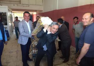 MHP li Vekil, Patates Çuvalını Sırtladı