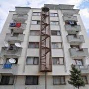 YANGINDAN KURTULURSUN AMA MERDİVENDEN ASLA!