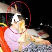 KARISININ KAFASINA EKMEK BIÇAĞI SAPLADI