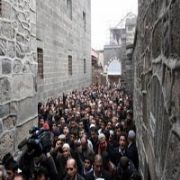 SÖYLENTİSİ BİLE İZDİHAM YARATMAYA YETTİ!